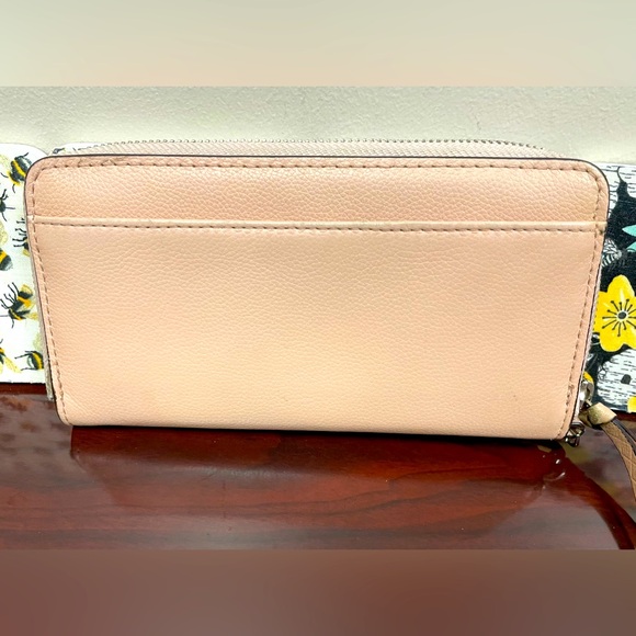 Vera Bradley Leather Zip Around Wallet Light Pink in nice preowned condition - Picture 2 of 13